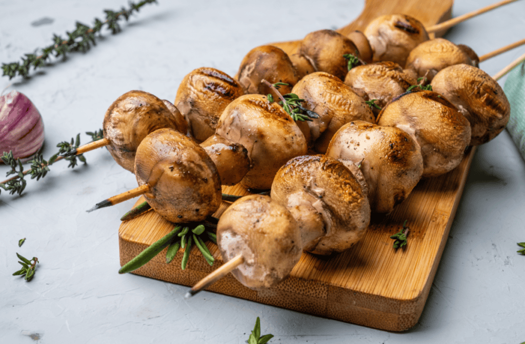 Champinons im AIP: zwei gegrillte Champignon-Grillstecker.
