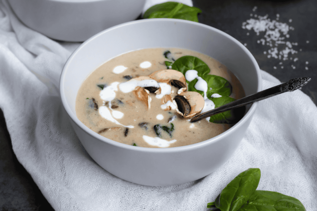 Champignons im AIP: Als Champignon-Suppe in weißem Teller.