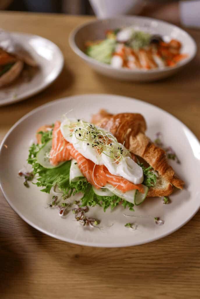 AIP-Brot mit Microgreens.