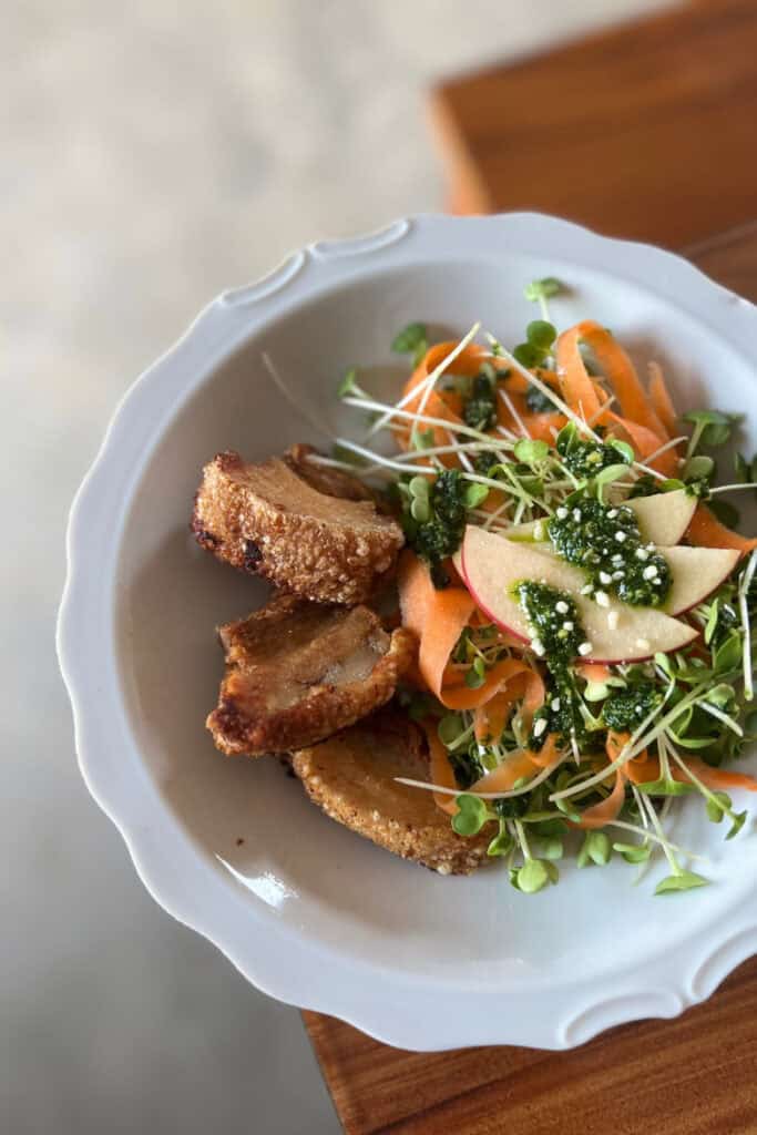 Salat mit Äpfeln, Karotten und Microgreens.