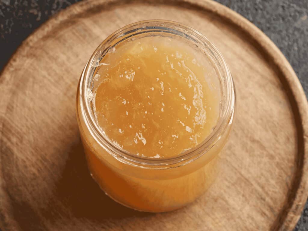 Histaminarm gekochte Knochenbrühe, die erkaltet geliert ist.