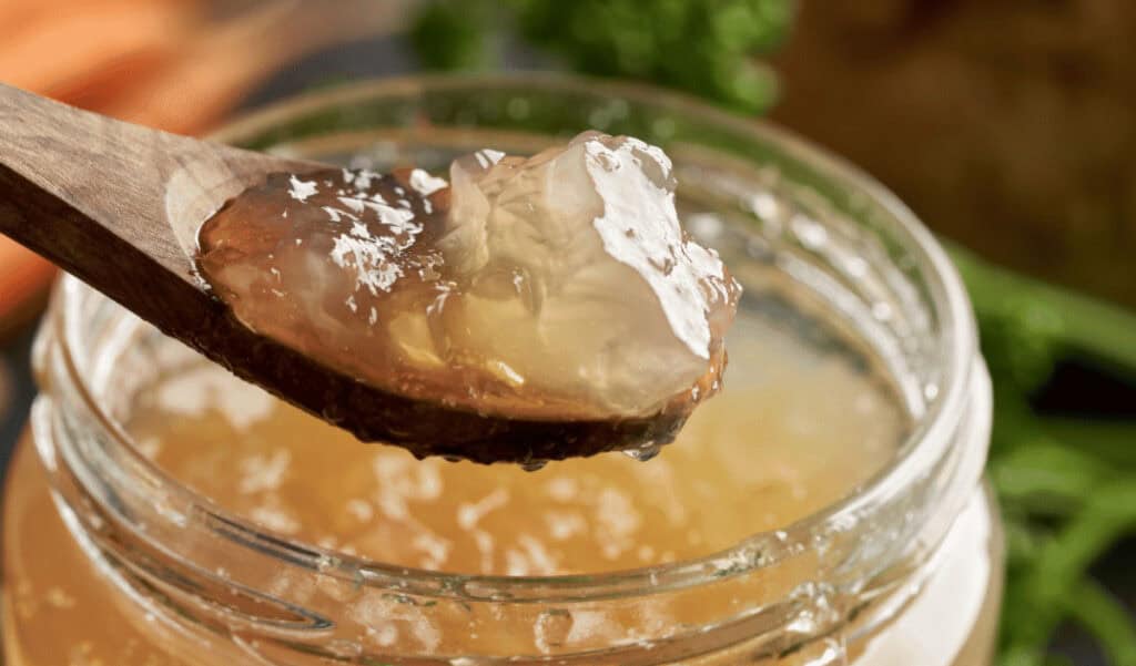 Ein Löffel histaminarm gekochter Knochenbrühe, erkaltet und geliert.