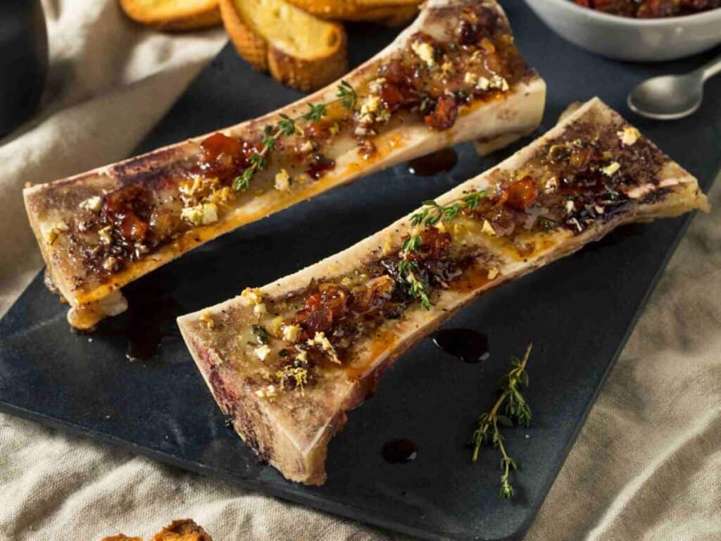 Markknochen der histaminarm gekochten Brühe sind verwendbar. Hier geröstet mit Kräutern.