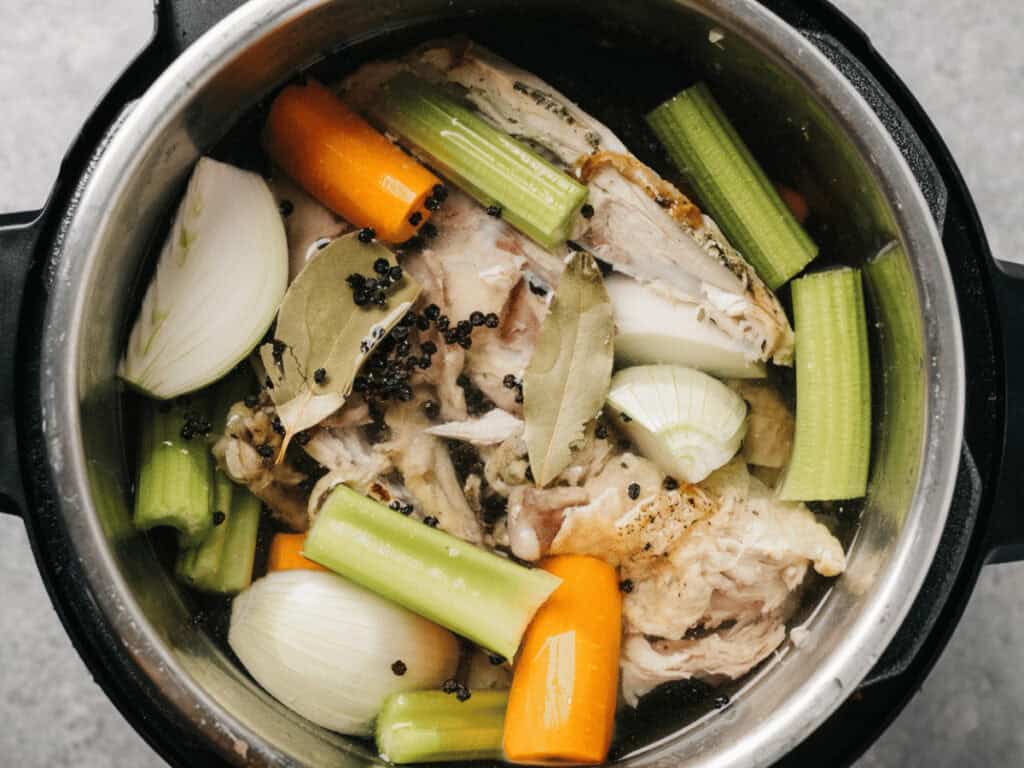 Instantpot mit Knochenbrühe voller Gemüse: Das verfälscht den Geschmack.