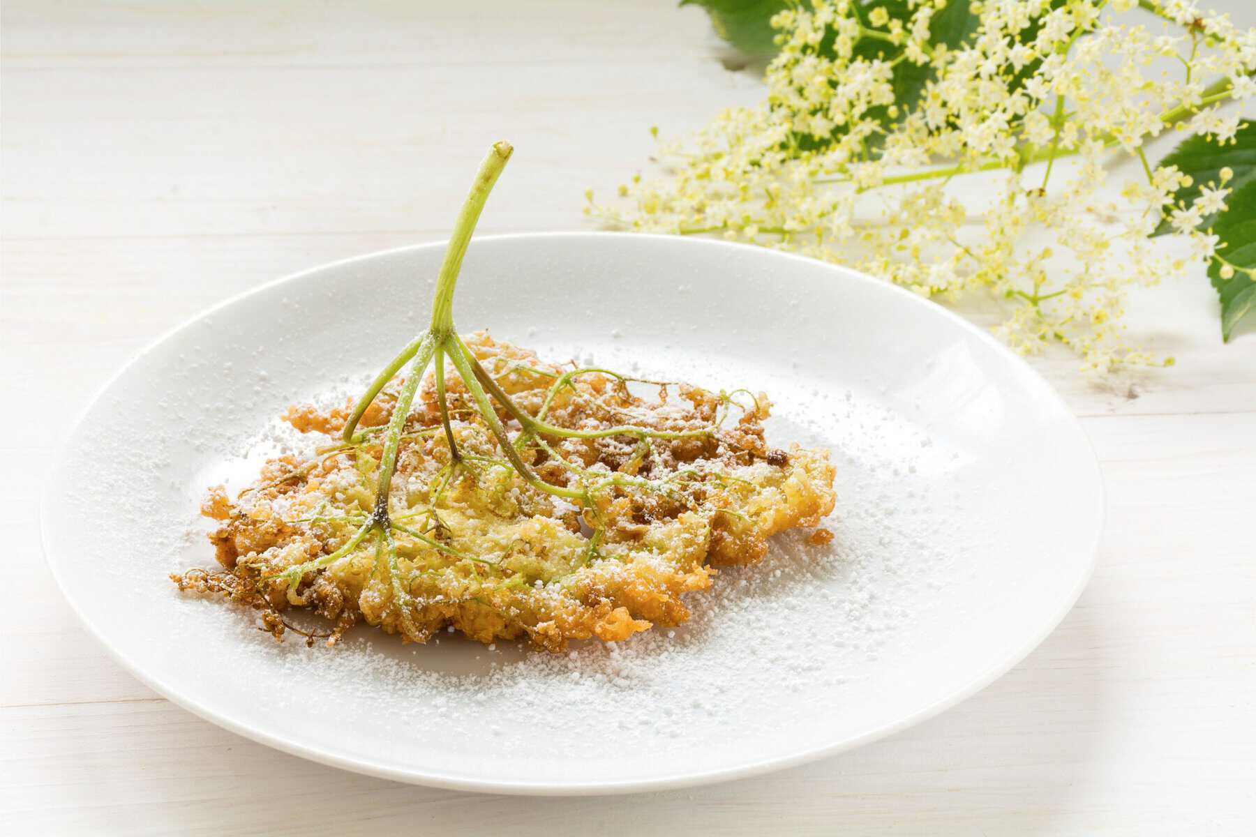 Glutenfreie gebackene Holunderblüten: Der Klassiker