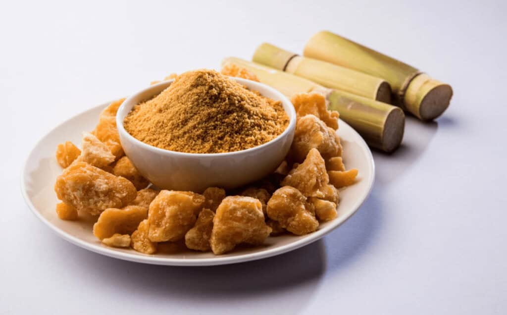 Ayurvedischer Jaggery in Brocken- und Pulverform für das Glutenfreie Karotten-Mandel-Muffins Rezept.