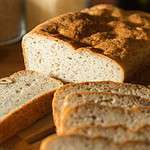 Ein lektinfreies Mandelmehl.Brot aufgeschnitten.