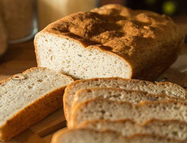 Ein lektinfreies Mandelmehl.Brot aufgeschnitten.