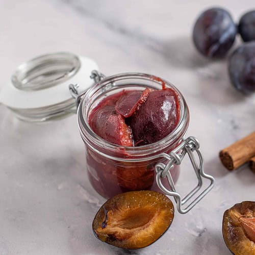 Histaminarmer Zwetschgenröster im Glas mit Früchten und Zimt