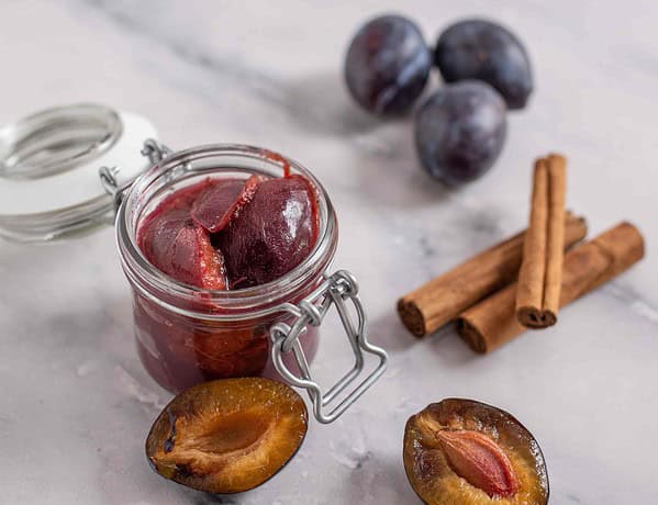 Histaminarmer Zwetschgenröster im Glas mit Früchten und Zimt