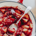 Histaminarmer Zwetschgenröster ineinem Topf.