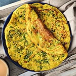 Glutenfreie Mungbohnen-Pancakes gebacken in der Pfanne mit Saucen.