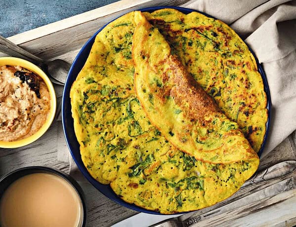 Glutenfreie Mungbohnen-Pancakes gebacken in der Pfanne mit Saucen.
