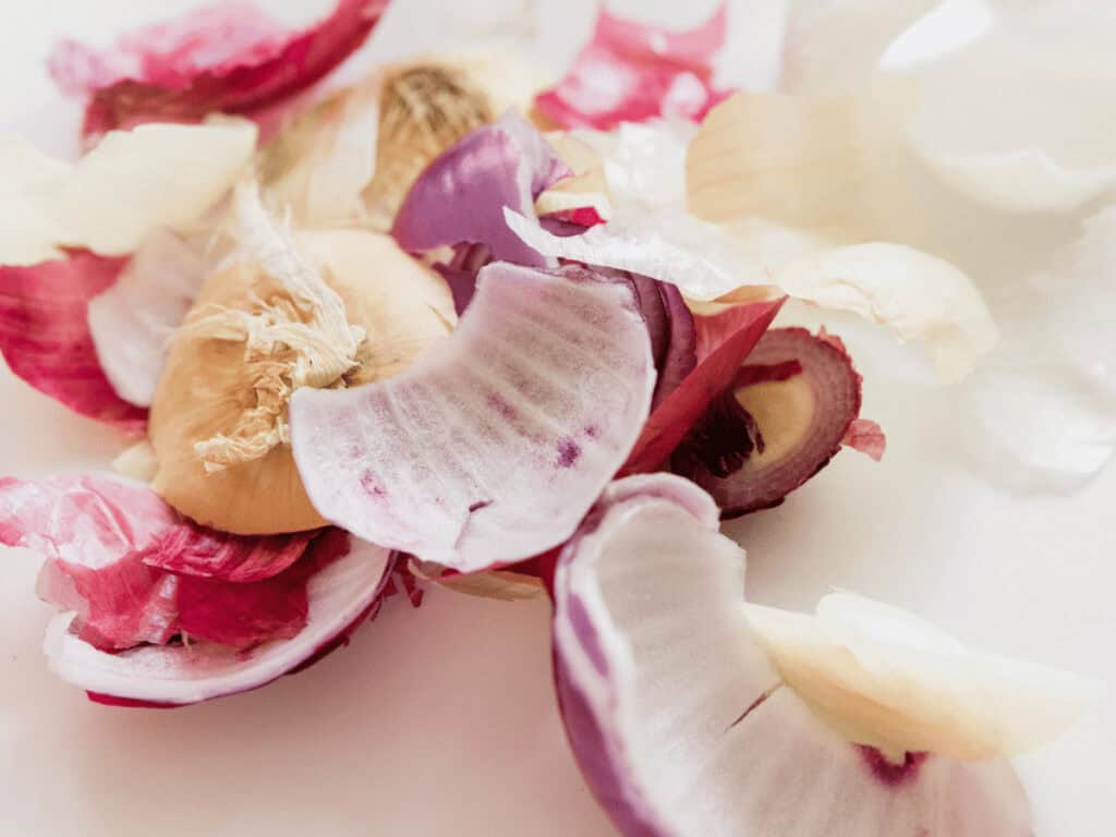 Rote geschälte Zwiebeln für den histaminarmen Zwiebelkuchen.