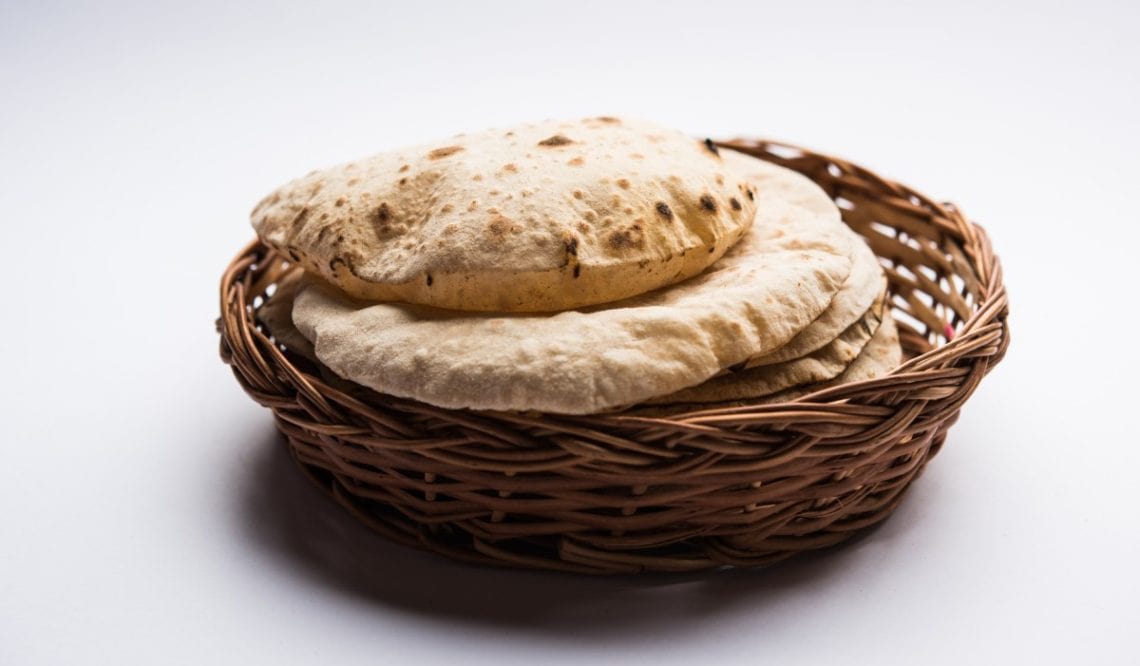 Zwei Stück AIP Pita-Brot in einer Holzschüssel.