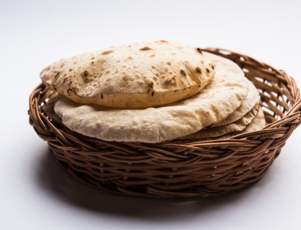 Zwei Stück AIP Pita-Brot in einer Holzschüssel.