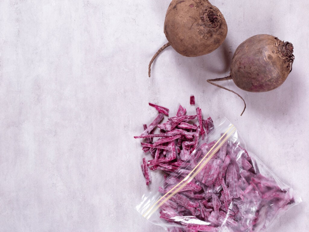 Tiefgekühlte Rote Bete für das histamininarme Rote-Bete-Hirsotto.