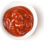 Die rote Nomato Sauce aus dem Rezept in einer weißen Schale.