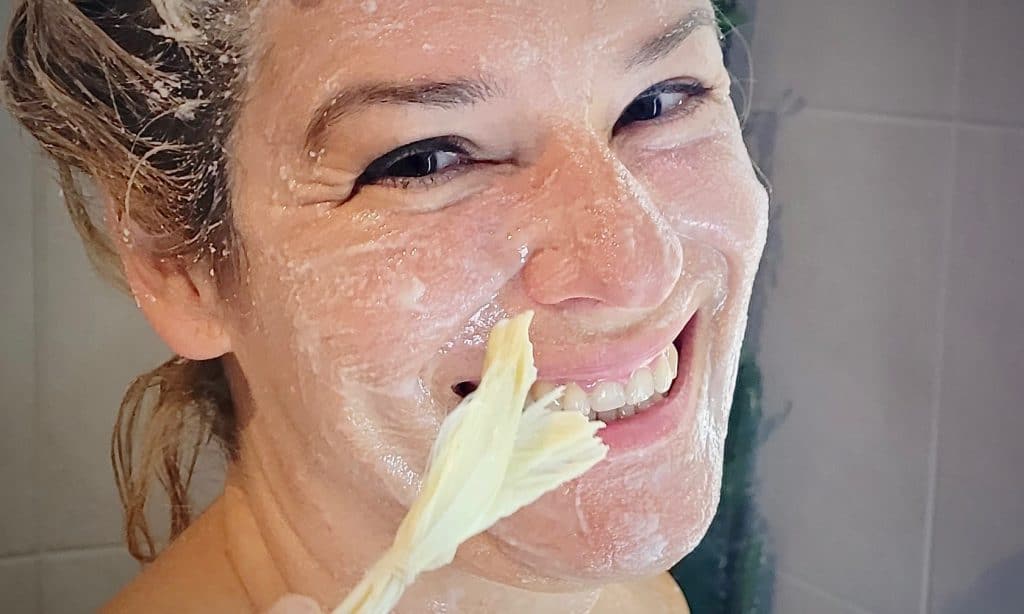 Rita Davidson streicht sich eine Reis-Maske auf ihr Gesicht, stellvertretend für Reis in der Kosmetik.