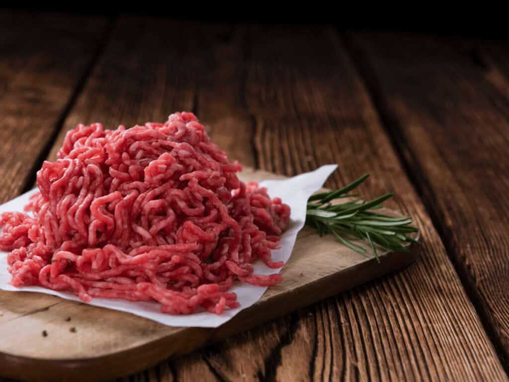 Frisches Hackfleisch auf einem weissen Papier für ein histaminarmes Ragù alla bolognese.