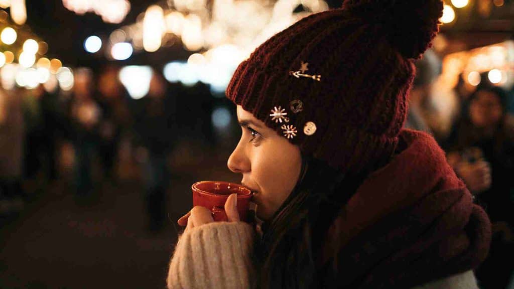 Zum Thema Glutenfreie Weihnachtszeit: die Frau auf dem Bild trinkt einen Punsch. Auch der kann mit Gluten in Form von Gerstenmalsextrakt kontaminiert sein.