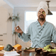 Mann meditiert in der Küche. Zum Thema Achtsamkeit im Alltag.
