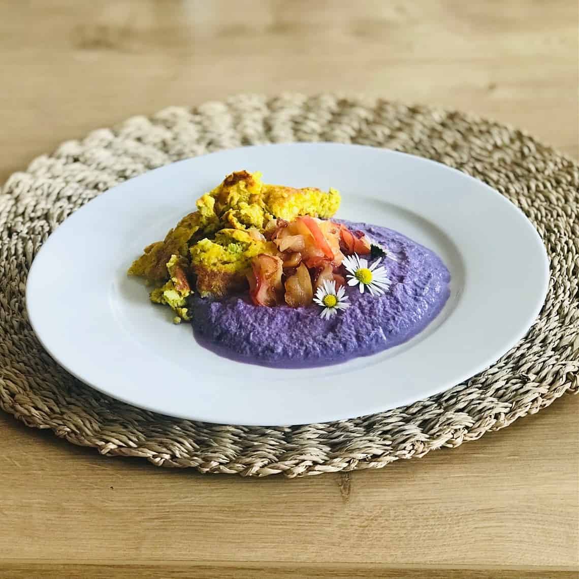 Glutenfreier Hirseschmarren mit Rotkohlcreme und karamellisiertem Apfel-Zwiebel-Topping auf weißem Teller – histaminarm und lektinfrei