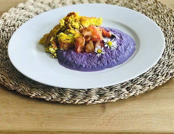 Glutenfreier Hirseschmarren mit Rotkohlcreme und karamellisiertem Apfel-Zwiebel-Topping auf weißem Teller – histaminarm und lektinfrei