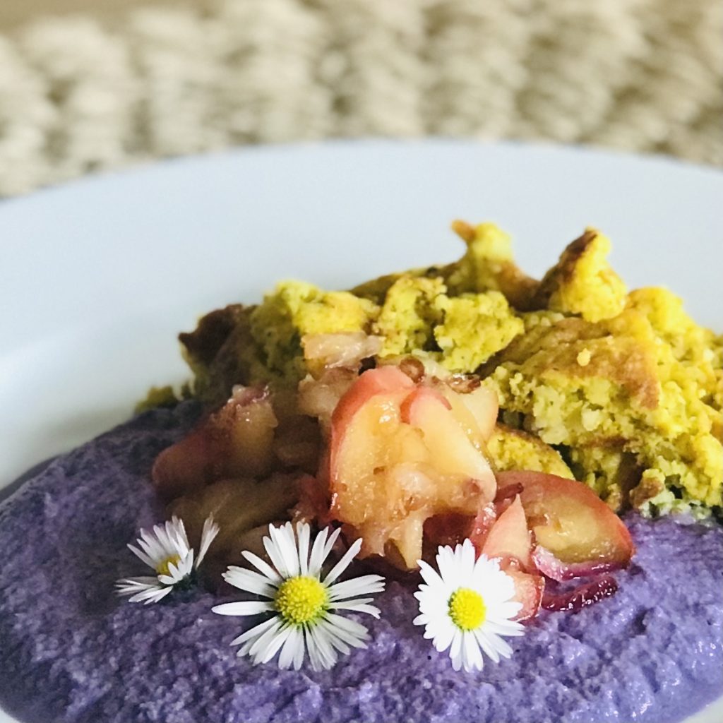 Glutenfreier Hirseschmarrn mit Rotkohlcreme und karamellisiertem Apfel-Zwiebel-Topping au einem Teller – histaminarm und lektinfrei