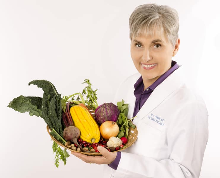 Dr. Terry Wahls: Begründerin des Wahls-Protokoll. Sie hält einen Korb mit Gemüse.