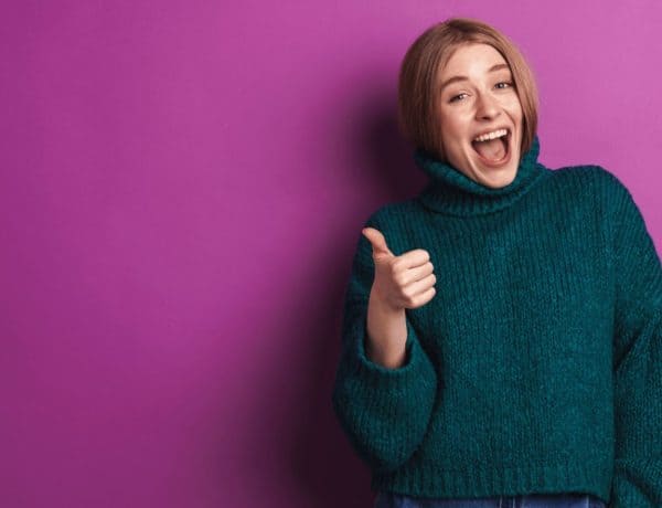 Frau mit Daumen hoch – Symbolbild für das Autoimmun Lifestyle-Abo