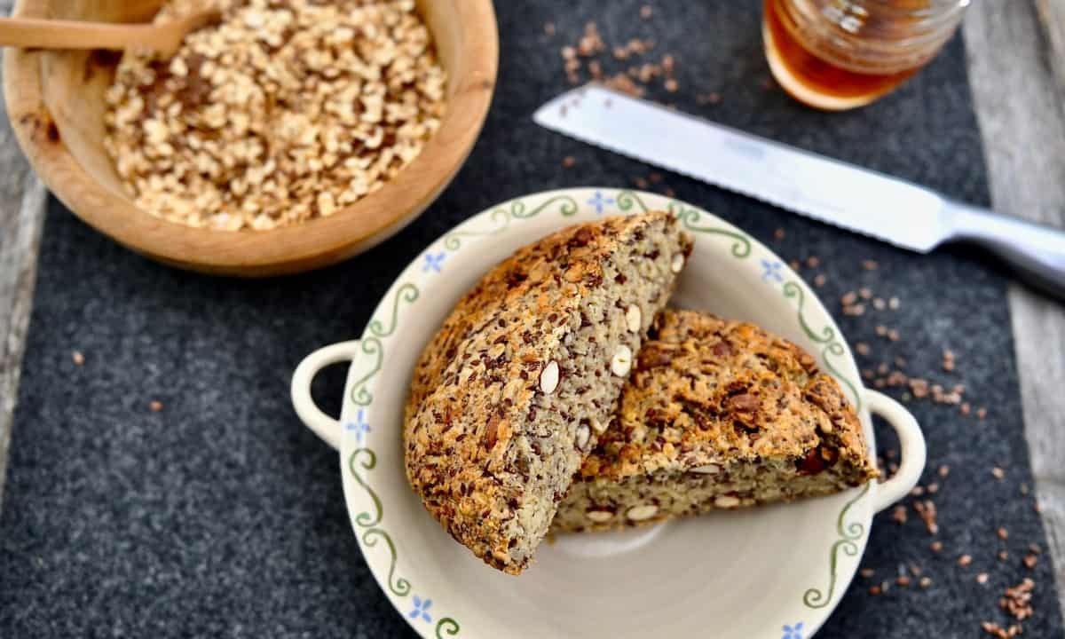 Glutenfreies Eiweiß-Nussbrot: ohne Mehl und Hefe