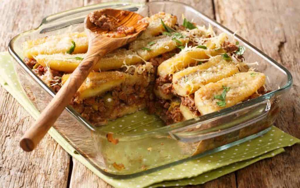 Aufgeschnittener Pastelón. die histaminarme Kochbananenlasagne mit Mozzarella.