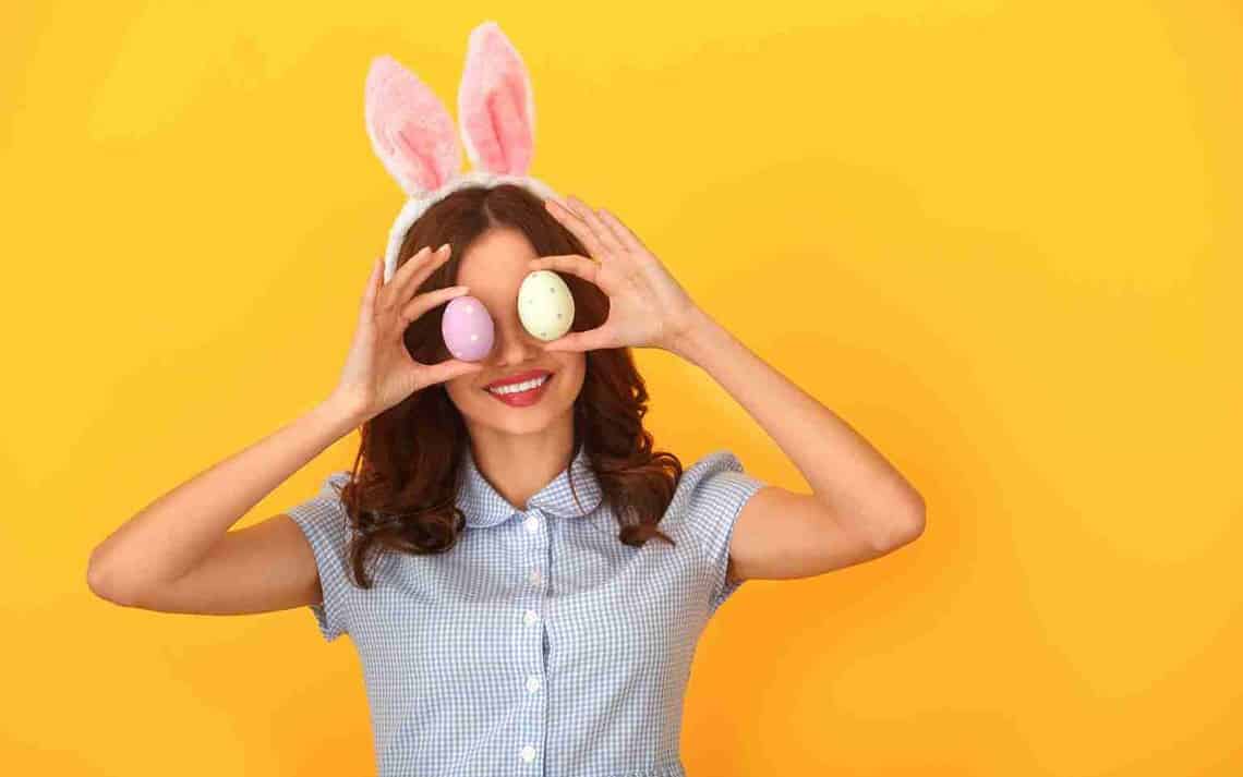 Frau mit Bunny Ohren hält sich zwei Eier vor die Augen. Passen zum Thema Beauty-Wunder Ei.