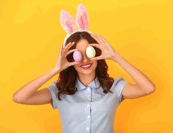 Frau mit Bunny Ohren hält sich zwei Eier vor die Augen. Passen zum Thema Beauty-Wunder Ei.