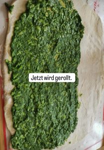 Rechteck des Teiges der glutenfreien Bärlauchbrioche mit Füllung.