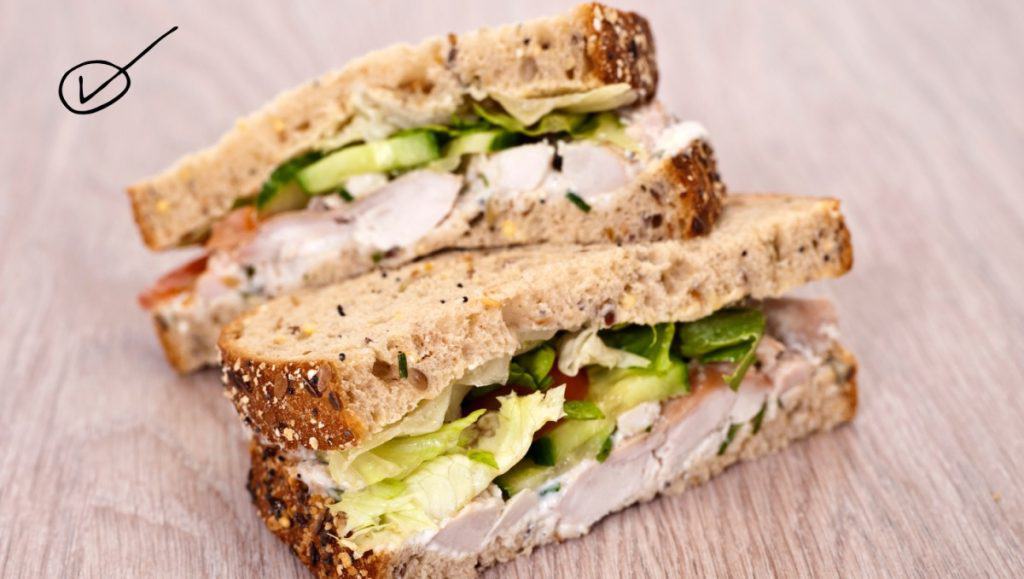 Auf dem Bild ist ein glutenfreies Sandwich zum mitnehmen zu sehen. Stressfreier Reisen geht leichter mit gutem, verträglichen Essen.