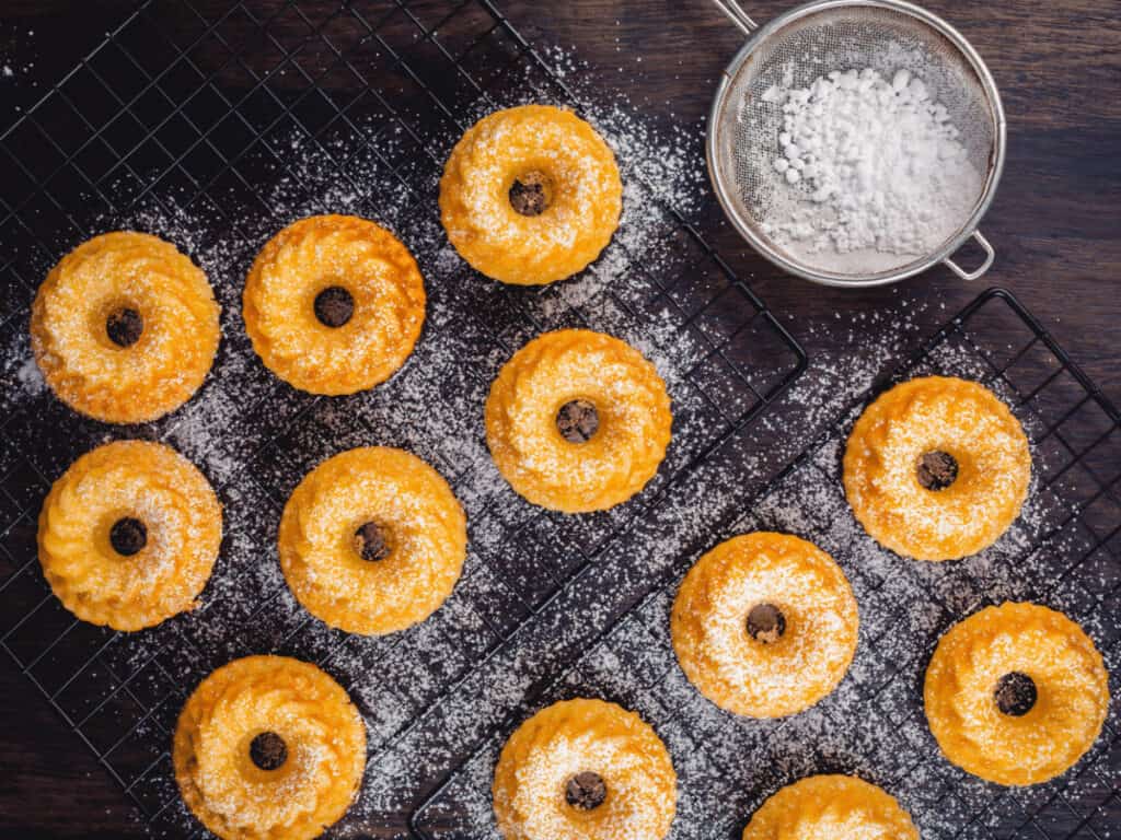 12 kleine glutenfreie, histaminarme Gâteau de Savoie.