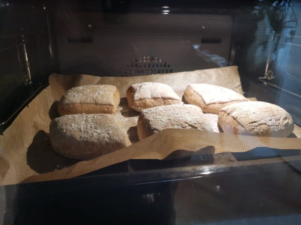 Sechs Stück glutenfreie, histaminarme Ciabattas im Backrohr.