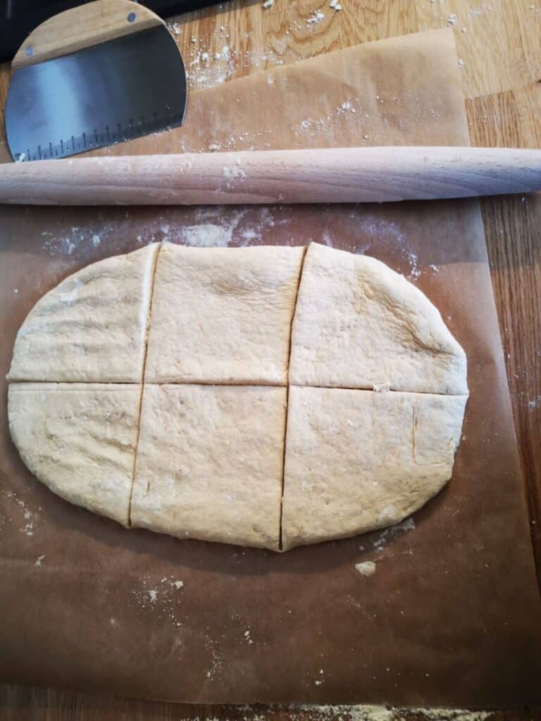 Der ausgerollte und in Stücke geschnittene Teig für die glutenfreien, histaminarmen Ciabattas.