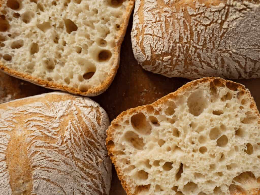 Die fertigen glutenfreien, histaminarmen Ciabattas aufgeschnitten.